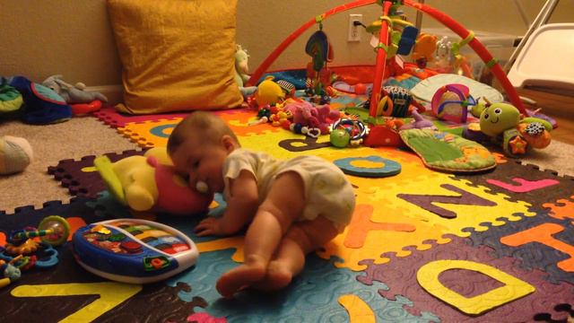 7 месяцев. Почти сидит смотреть онлайн