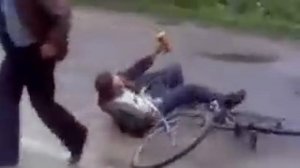 Собака подрезала пьяного мужика на велосипеде))
