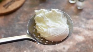 Салат с лососем и яйцом пашот