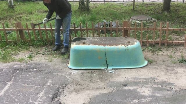 Разбить ЧУГУННУЮ ВАННУ на 4 части смотреть онлайн