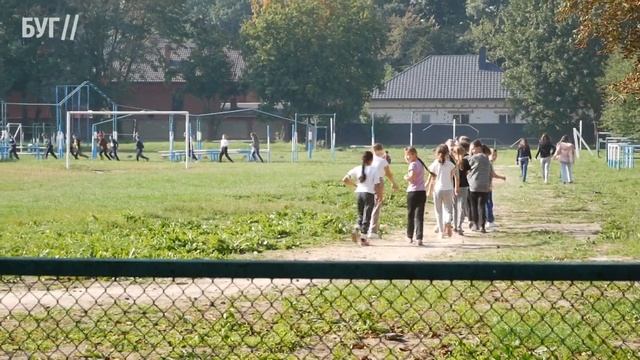 Нові тротуари викладають з бруківки у Володимирі смотреть онлайн