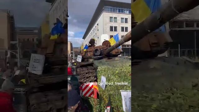 Украинцы попытались помешать приносить берлинцам цветы к танку