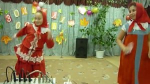 "Стоят девчонки, стоят в сторонке"