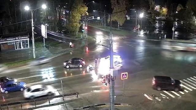 Перебегала дорогу в неположенном месте. Прокатова - Горького (18.10.2022 в 19:24)