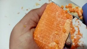 Резка сухого хрустящего мыла на кубики. Моё любимое занятие.