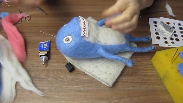 Процесс изготовления из шерсти мультперсонажа "Акула-бизнесмен", методом сухого валяния. смотреть онлайн