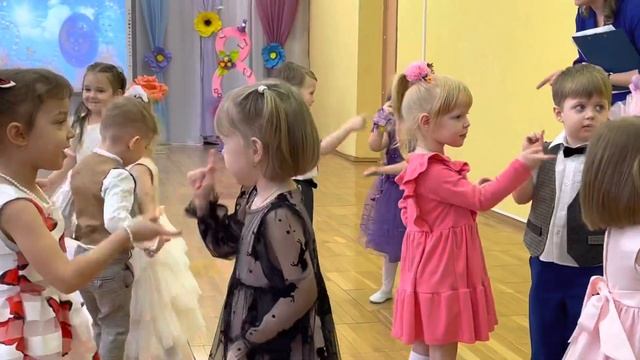 Утренник в детском саду ! Танец Летка-Енка ( Йенька). Дети. Садик. Детское видео. смотреть онлайн