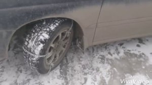 Чтобы заехать в гору повесили цепи на колеса