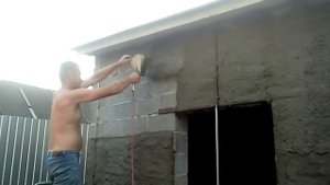 Наброс раствора самодельным штукатурным пистолетом.