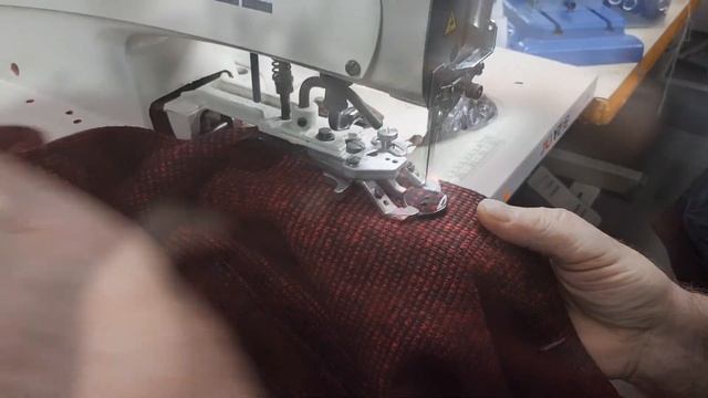Как пришивают пуговицы на фабрике Amarti?