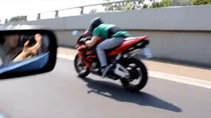 Мотоцикл очень быстро мчит