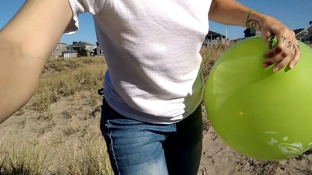Balloon Blow To Pop Challenge | BALLOONS IN THE DUNES | Quarantine Isolation Activities For Loners смотреть онлайн