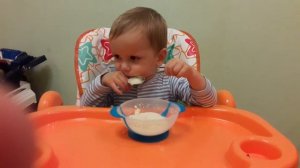 Ваня ест кашу. 1,5 года