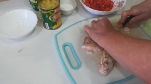 Салат с курицей, ананасами и перцем.