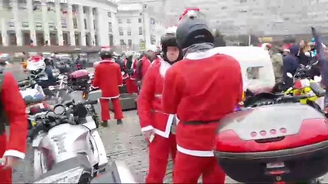 Новогодний съезд мотоциклистов дедов морозов в Киеве На пп