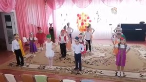 Танец "Осень топает по крышам"
