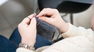 Жители Кондинского района вяжут носки для бойцов СВО