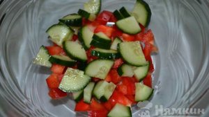 Овощной салат с сыром и маслинами