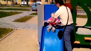 Ребёнок 1 год и 1 месяц / На детской площадке