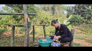 Full video:Homeless mother and daughter build bamboo house & Get help from good people, gardeners