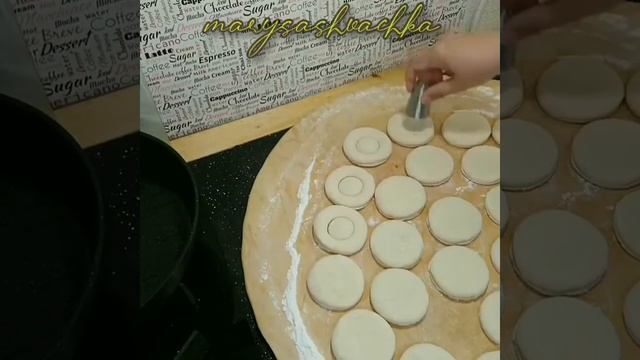 Очень быстрые и вкусные пончики! #пончики #выпечканаскоруюруку