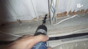 Как установить плинтус на пол. Монтаж пластикового плинтуса с кабель каналом. Лайфхаки. Дача 85 16+