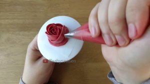 How to pipe the perfect buttercream roses - buttercream rose flower cake decorating tutorial