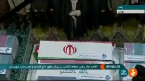 L'ayatollah Khamenei mène les prières rituelles lors des funérailles du général Soleimani