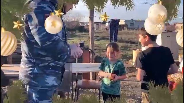 Полицейский Дед Мороз поздравил детей с Новым годом.