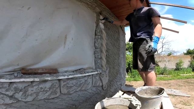 установка колон на фасаде дома, декоративная штукатурка стен дома. смотреть онлайн