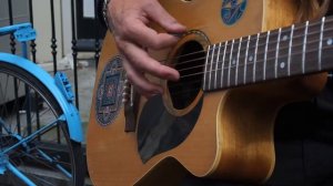 Уличный музыкант из Австралии похожий на Дядю Сэма