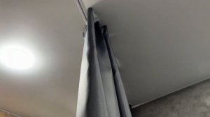 Натяжной потолок со встроенным карнизом для шторки в ванной комнате