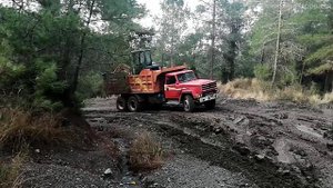 Грузовик AS 950 пытается заехать в подъем на бездорожье.