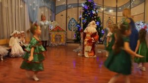 младшая группа танец Маленькие елочки