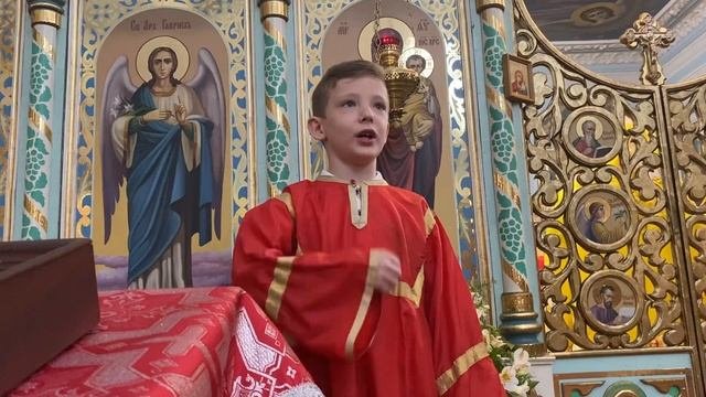 Маленький мальчик спел Верую