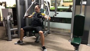 Жим от груди сидя в грузоблочном тренажере