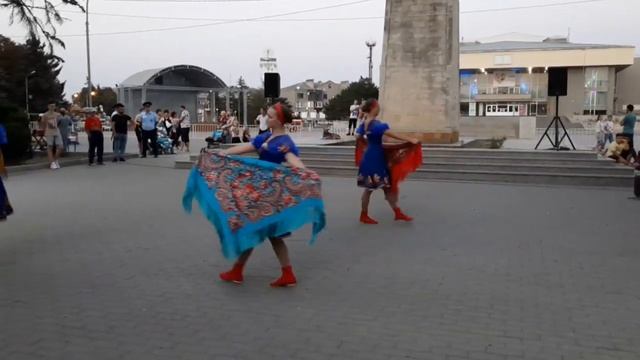 Валиванская Евгения,Штанке Арина и Яновская Софья  исполняют трио "Танец с платками "