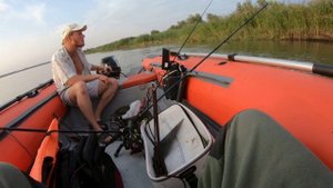Незапланированный выезд на САЗАНА. Фидер с лодки. Варим кашу в лодке! Крутиха!