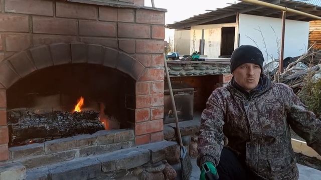 Создаём живую изгородь из туй возле беседки