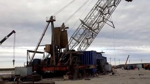 подъем буровой вышки.