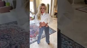 Pregnant Britney Spears models outfits
