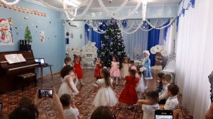 Танец снежинок в младшей группе.