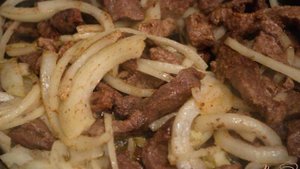 Мясо с яблоками на сковороде