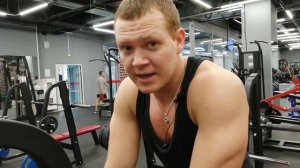 Тренировка спины в тренажерном зале для мужчин. Инверсионный стол