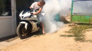 Мото Honda CBR 600 rr жжём  резину