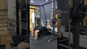 Жим штанги лежа на горизонтальной скамье в Смите