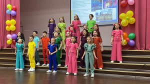 Эстрадно-театральная вокальная шоу-группа «Цвета детства». Песня «Детство»