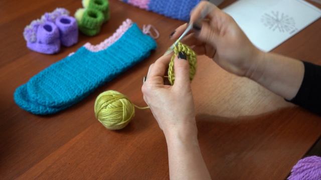 Вязание крючком №68 - Вяжем теплые тапочки | Московское долголетие смотреть онлайн