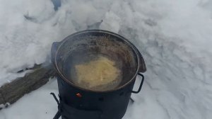 Картошка фри в казане на костре.
