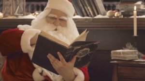 Дед Мороз поздравляет ребенка